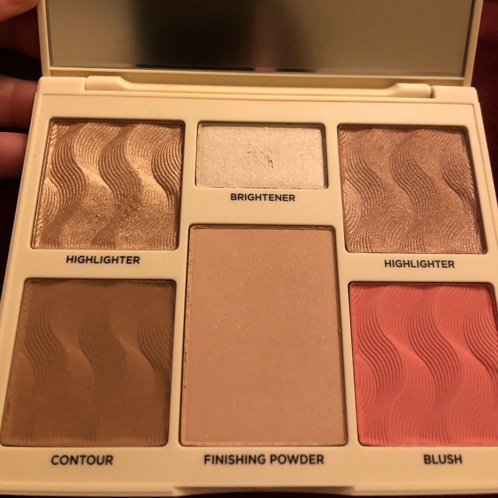 Makeup. - Picture 2 of 2